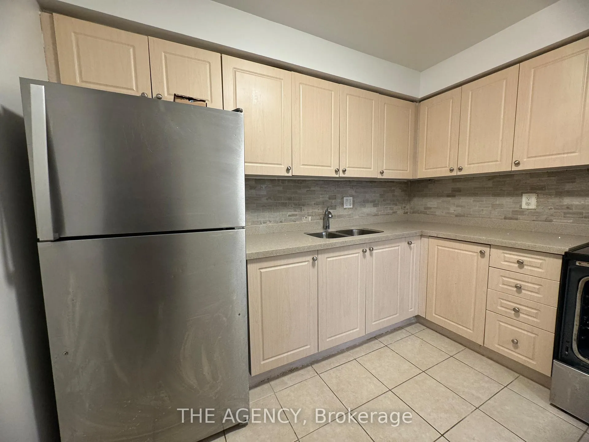 Photo 4 of Unit 4, 477 Dean Avenue, Oshawa, Central — HOMEH