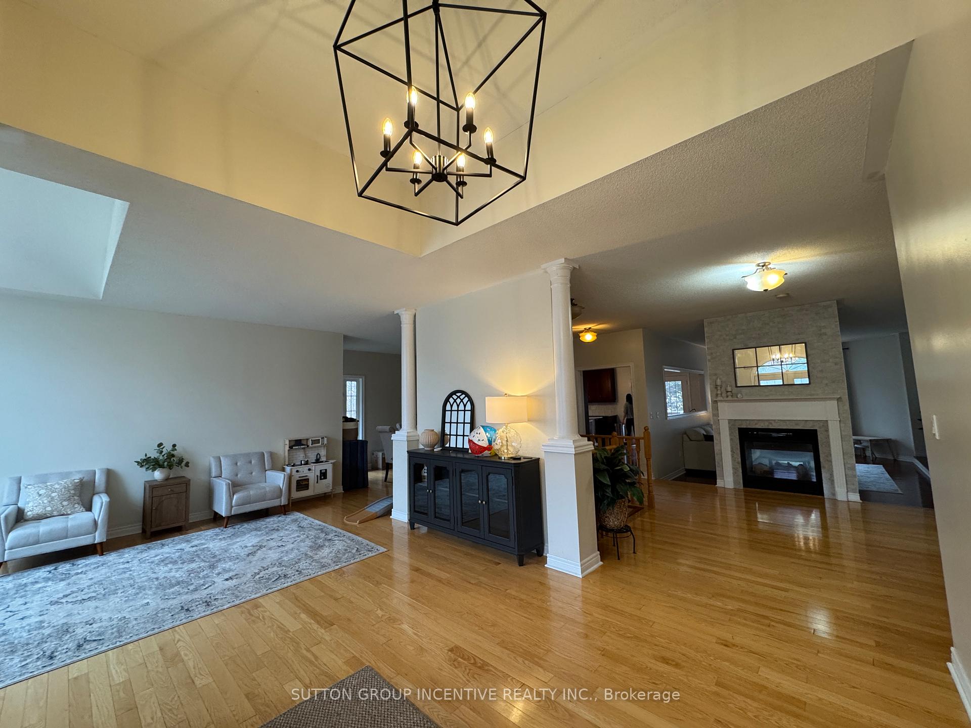 Photo 3 of 2 Camelot Square, Barrie, Innis-Shore — HOMEH
