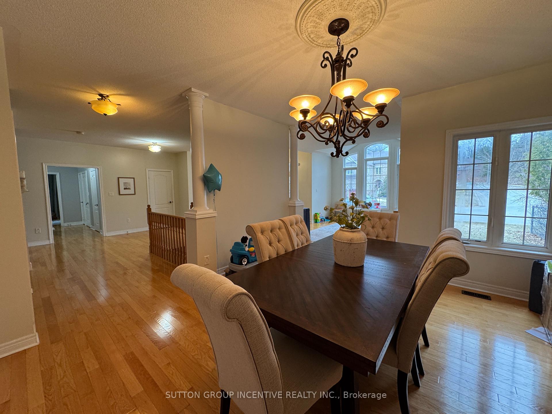 Photo 6 of 2 Camelot Square, Barrie, Innis-Shore — HOMEH