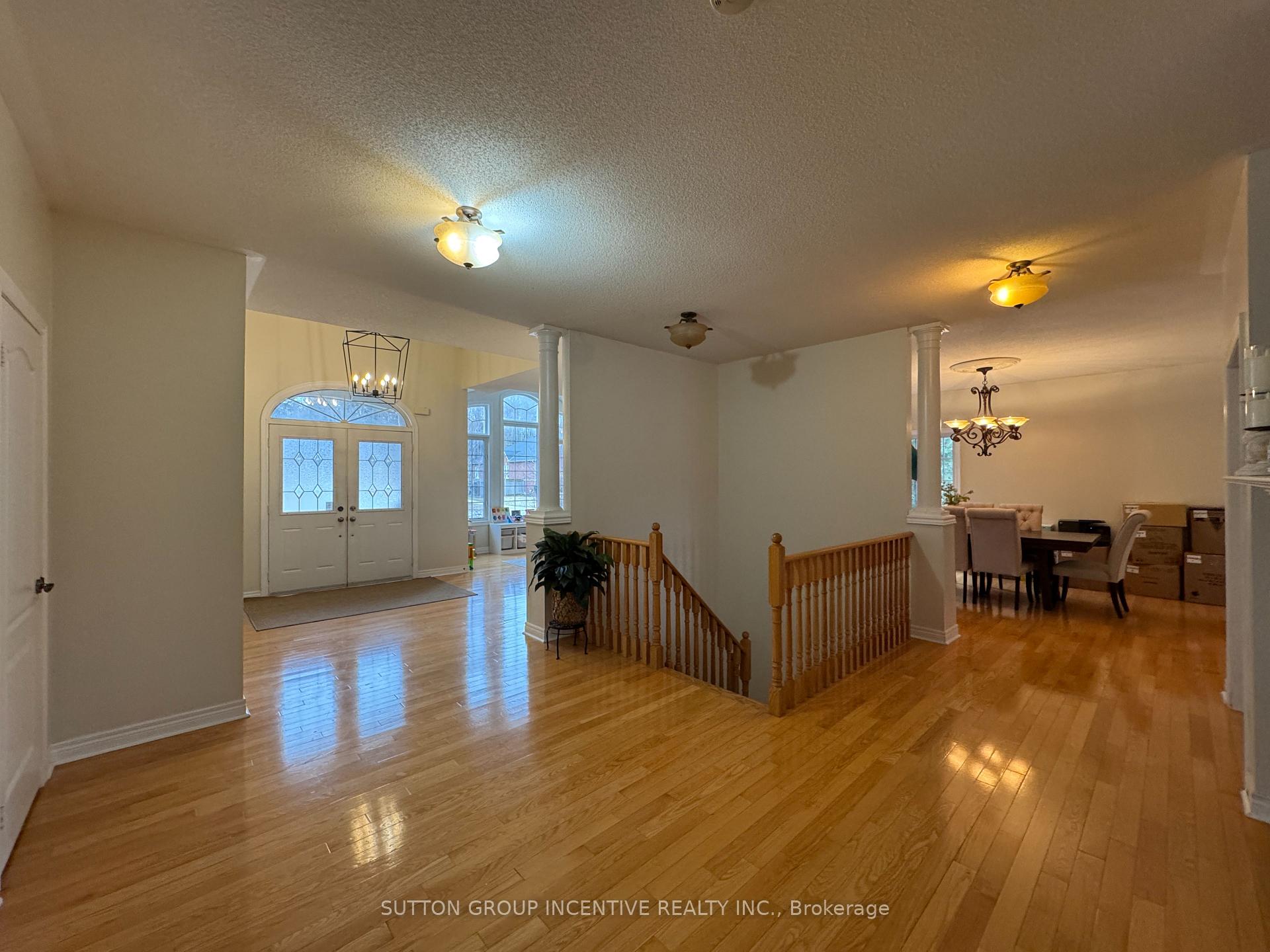 Photo 7 of 2 Camelot Square, Barrie, Innis-Shore — HOMEH