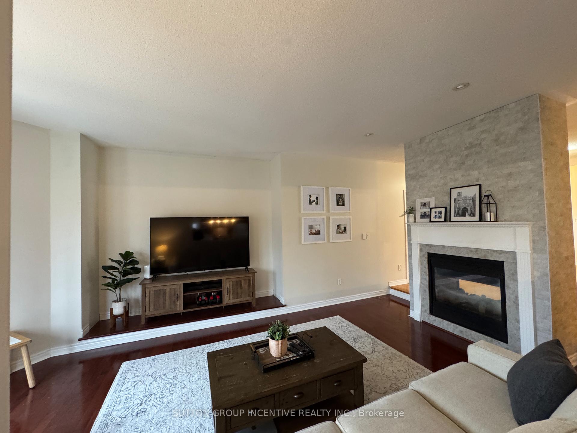 Photo 11 of 2 Camelot Square, Barrie, Innis-Shore — HOMEH