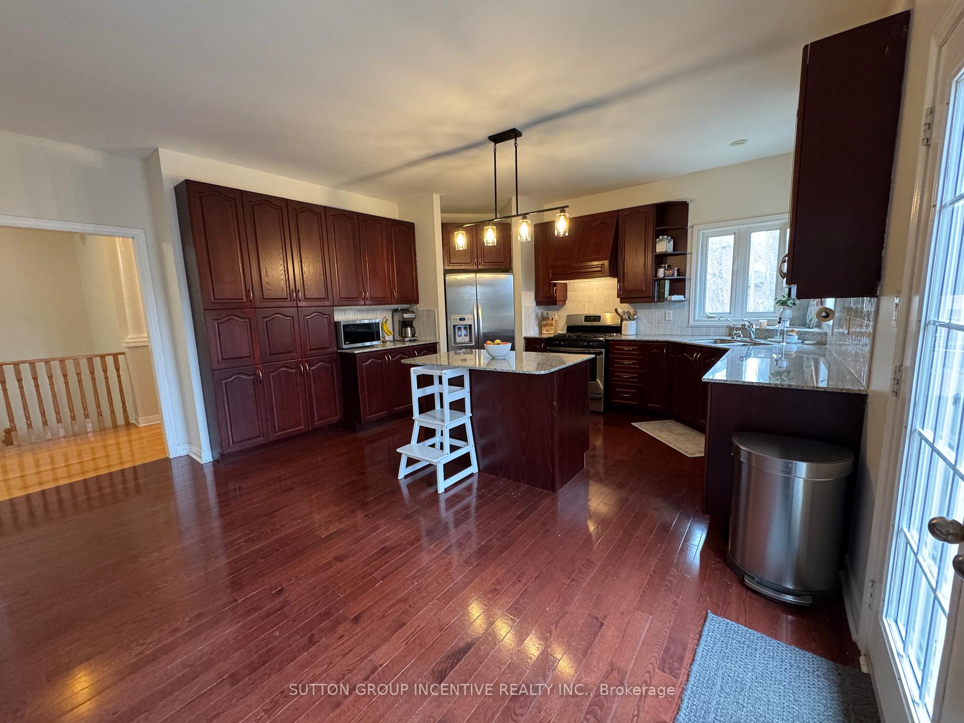 Photo 15 of 2 Camelot Square, Barrie, Innis-Shore — HOMEH