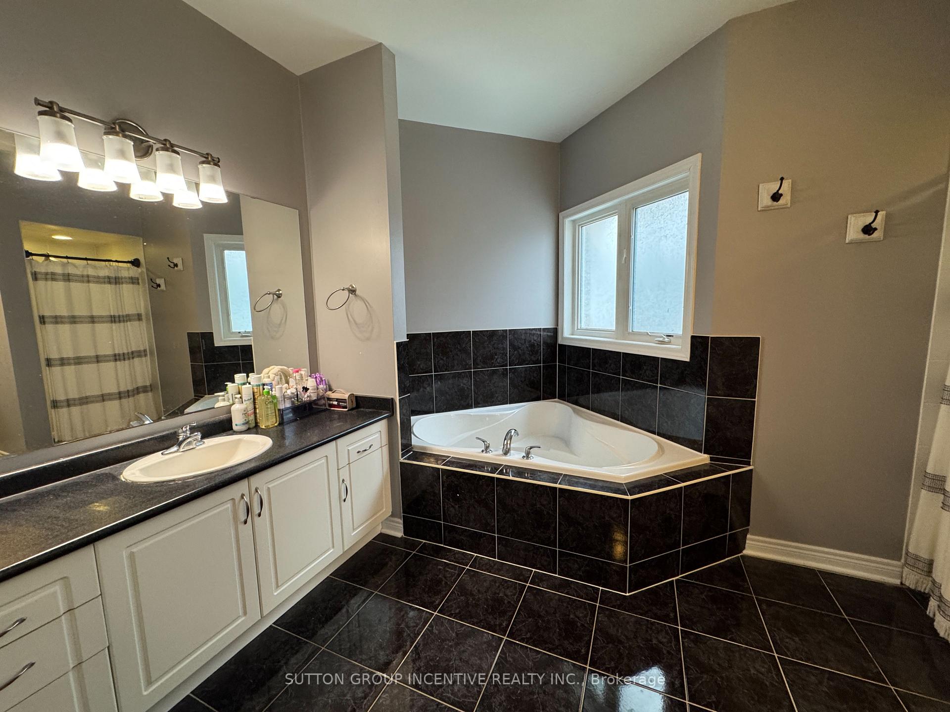 Photo 19 of 2 Camelot Square, Barrie, Innis-Shore — HOMEH