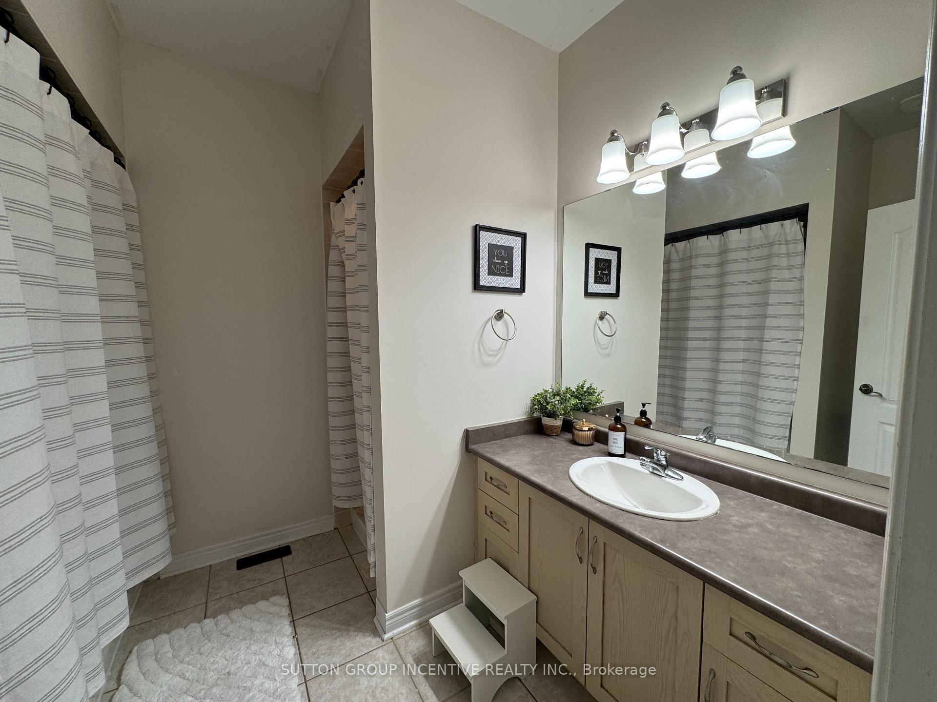 Photo 23 of 2 Camelot Square, Barrie, Innis-Shore — HOMEH