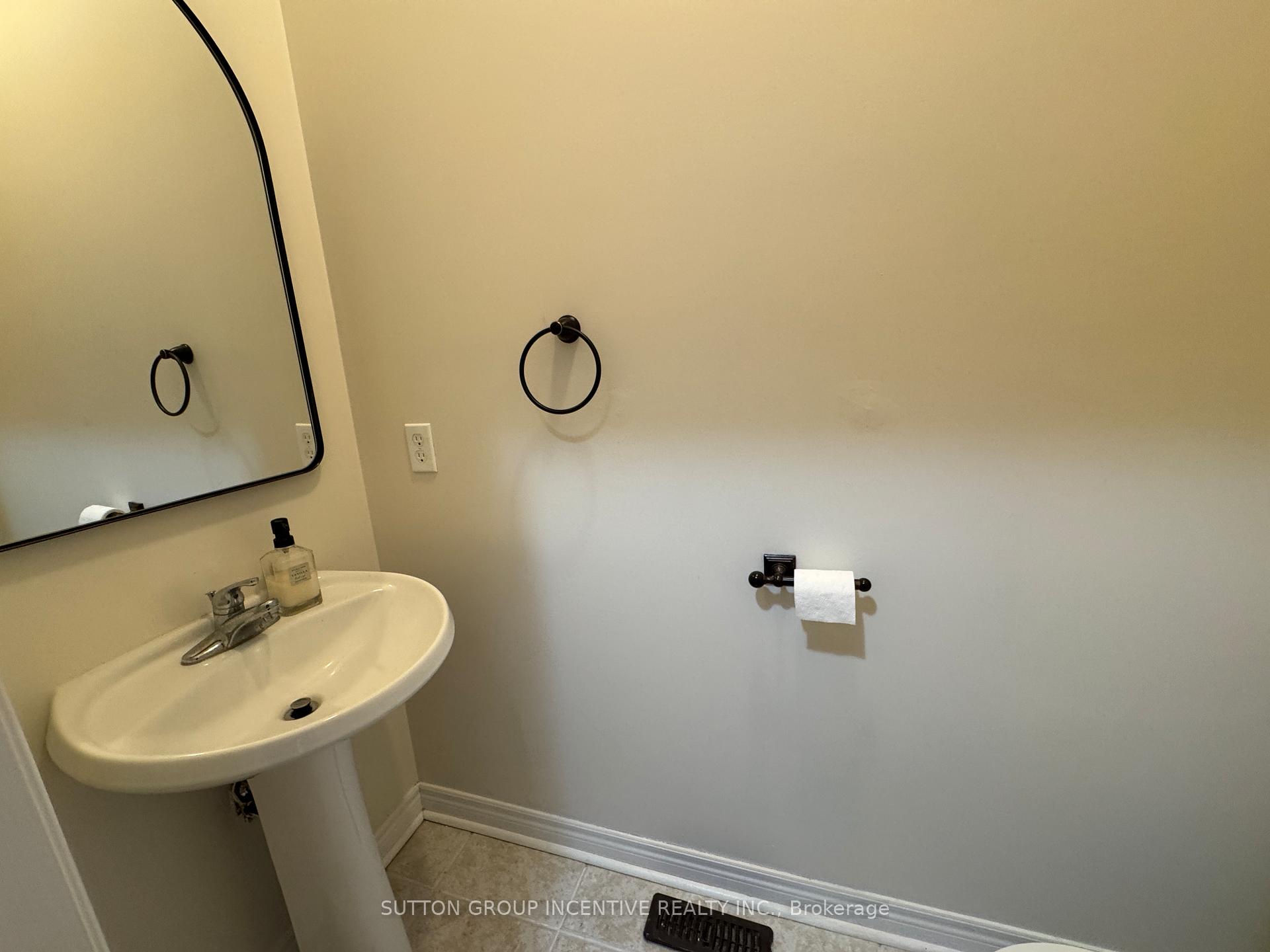 Photo 24 of 2 Camelot Square, Barrie, Innis-Shore — HOMEH