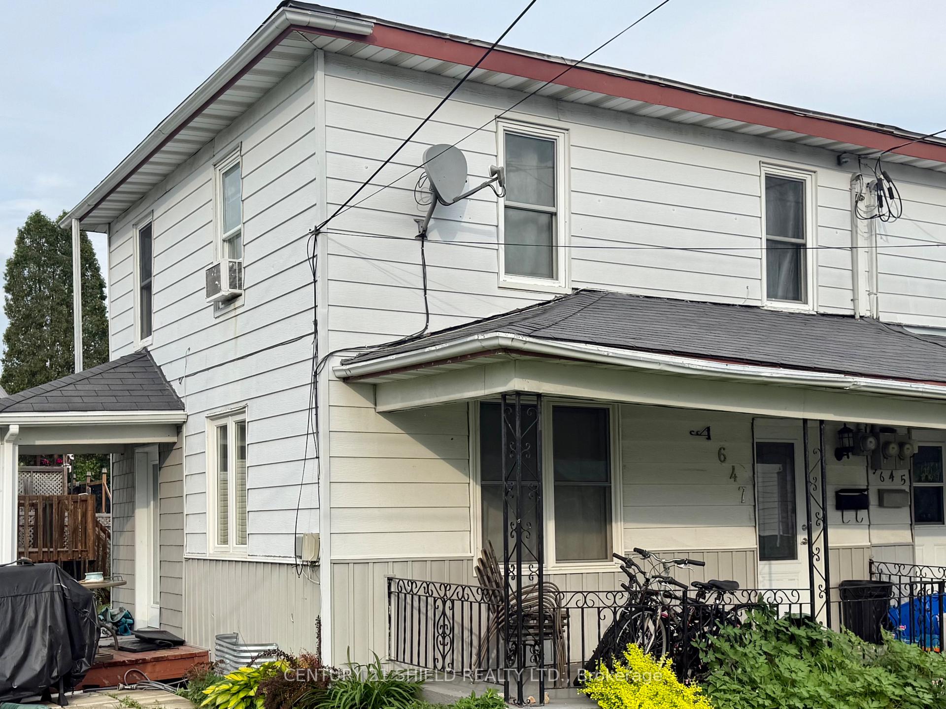 Front of 647 Gloucester Street N