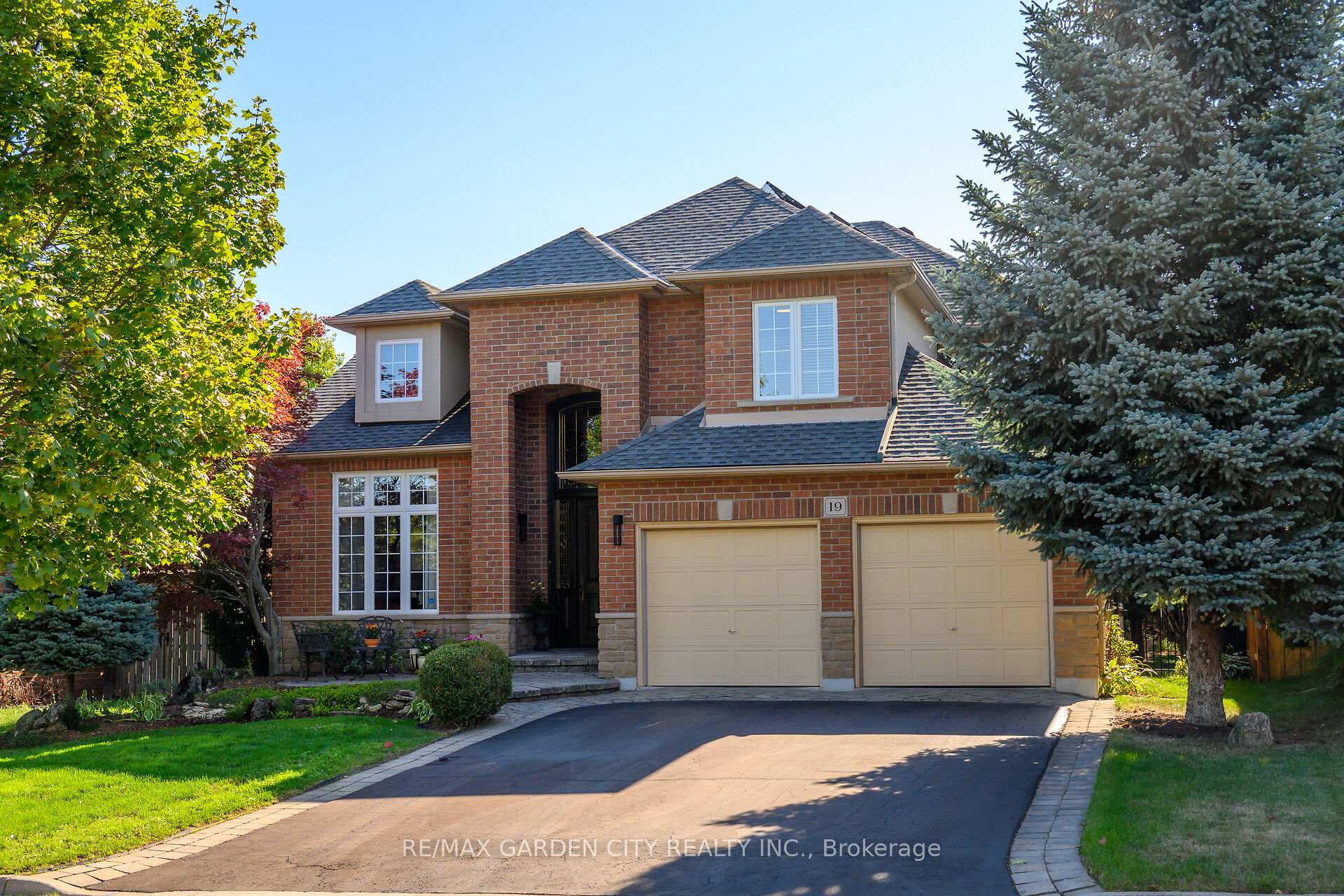 Photo 1 of 19 Golf Woods Drive, Grimsby, Grimsby East — HOMEH