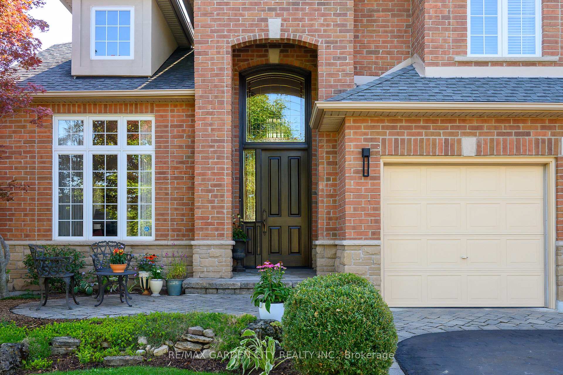 Photo 3 of 19 Golf Woods Drive, Grimsby, Grimsby East — HOMEH