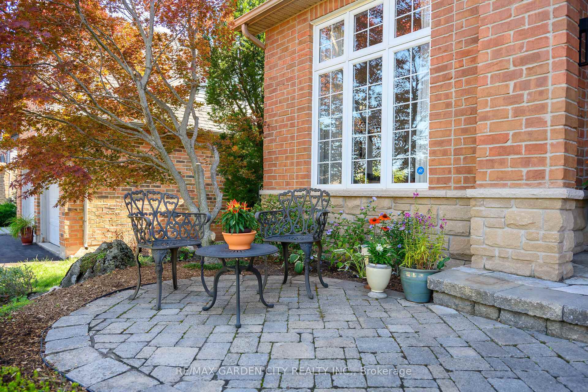Photo 4 of 19 Golf Woods Drive, Grimsby, Grimsby East — HOMEH