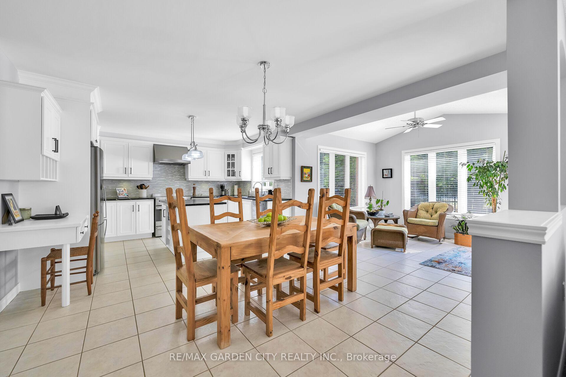 Photo 5 of 19 Golf Woods Drive, Grimsby, Grimsby East — HOMEH