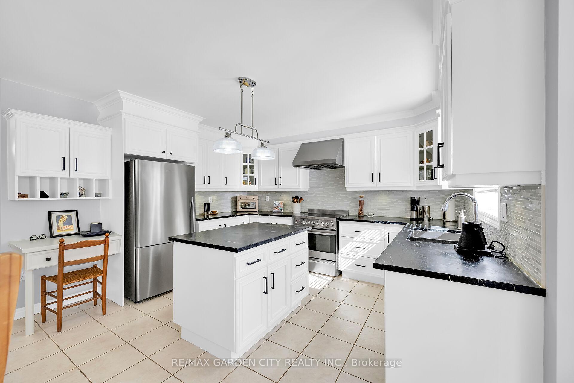 Photo 6 of 19 Golf Woods Drive, Grimsby, Grimsby East — HOMEH