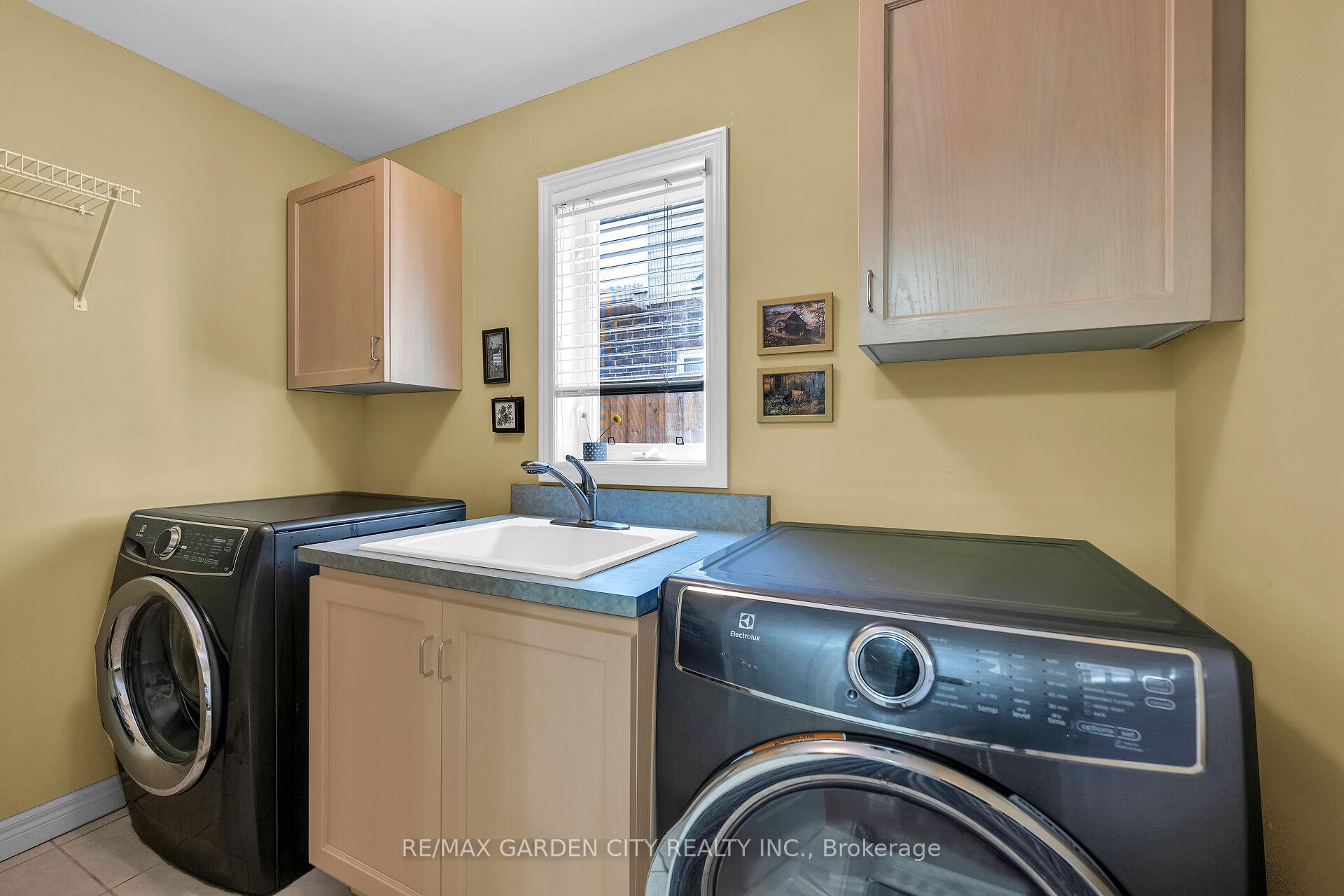 Photo 18 of 19 Golf Woods Drive, Grimsby, Grimsby East — HOMEH