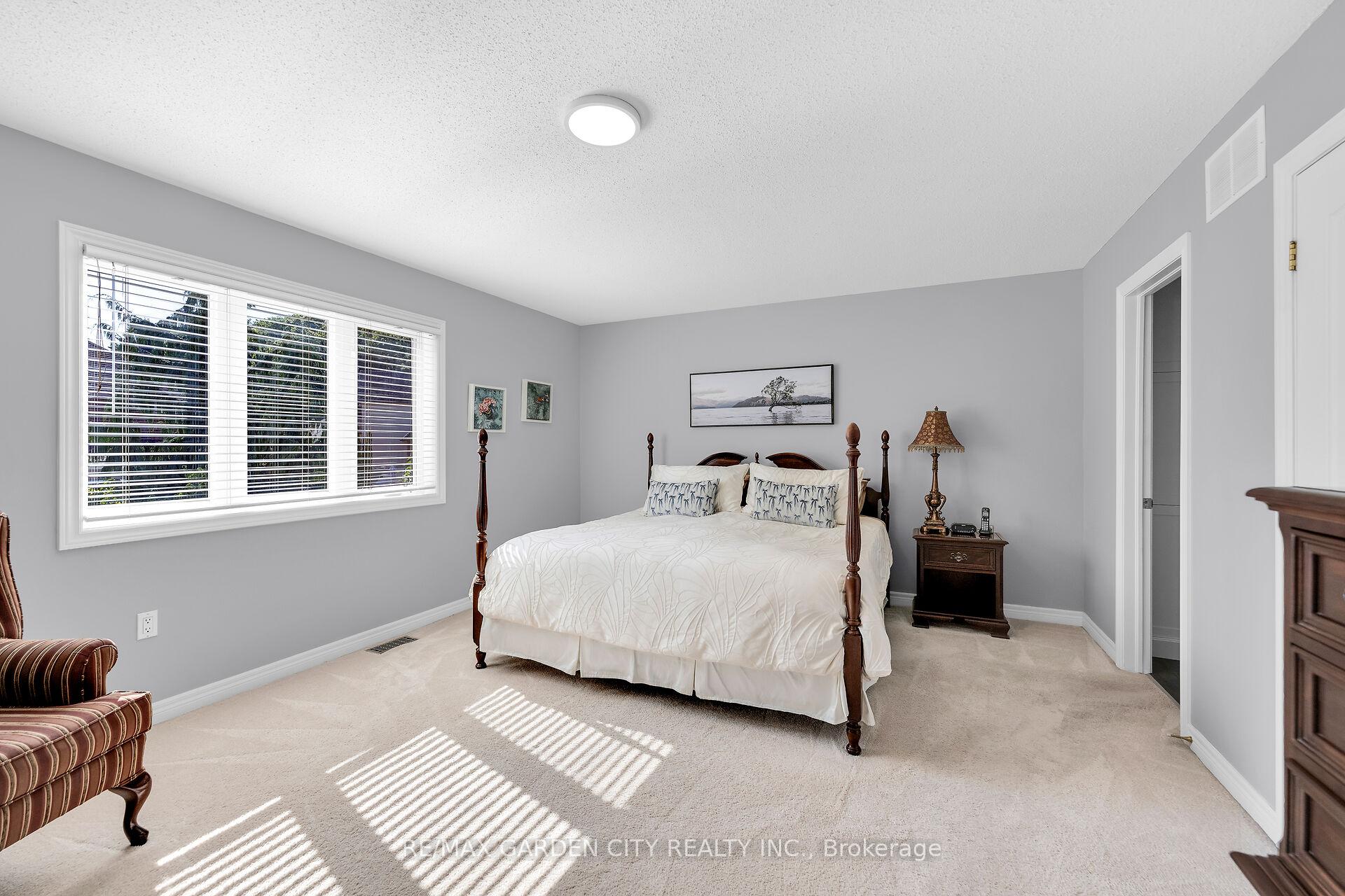 Photo 24 of 19 Golf Woods Drive, Grimsby, Grimsby East — HOMEH