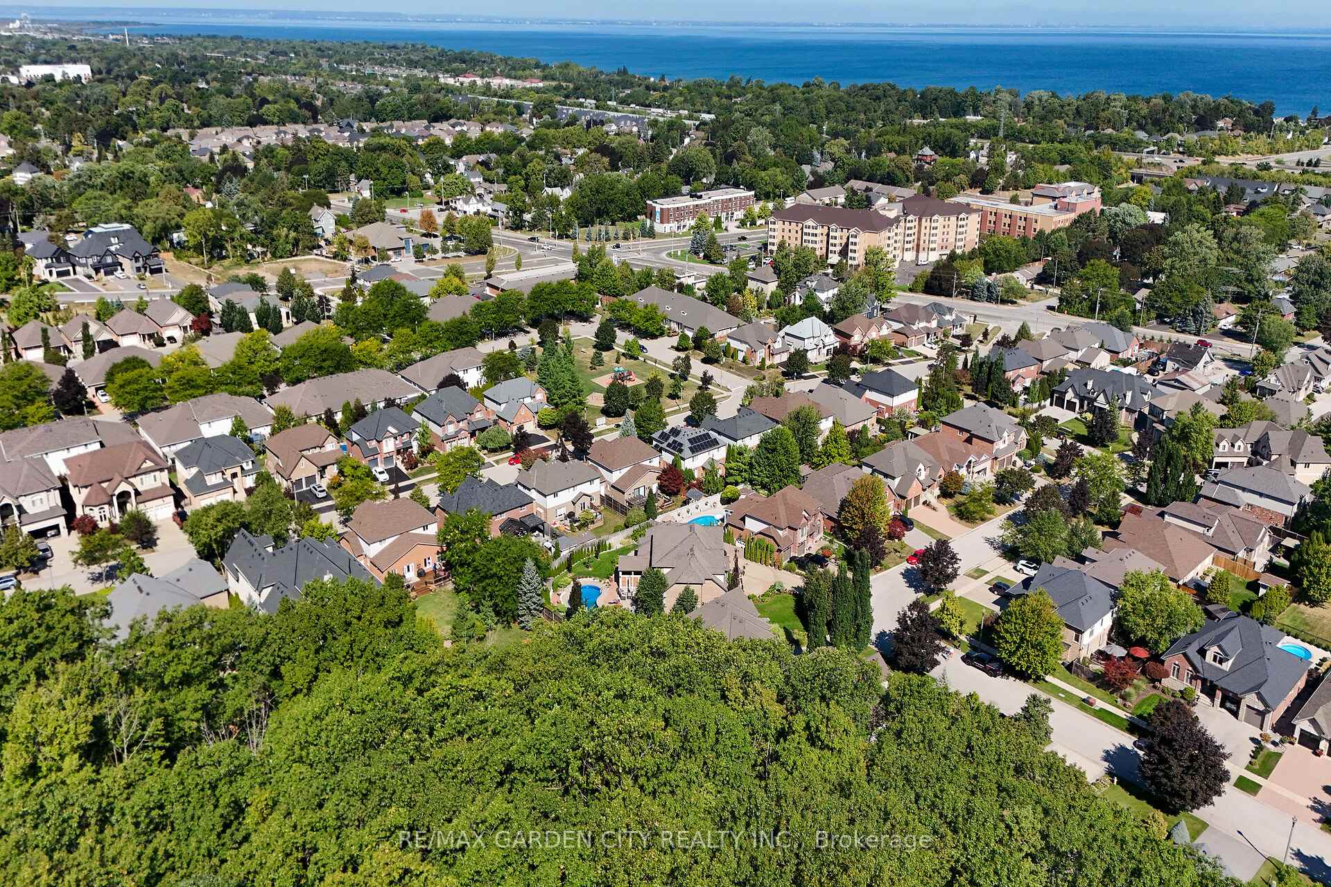 Photo 39 of 19 Golf Woods Drive, Grimsby, Grimsby East — HOMEH