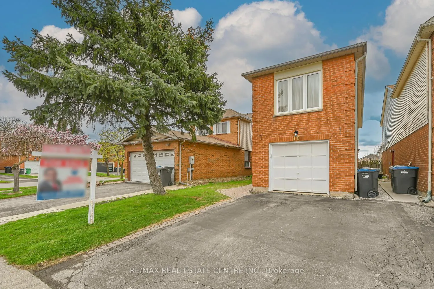 Photo 2 of 10 Stalbridge Avenue, Brampton, Fletcher's Creek South — HOMEH