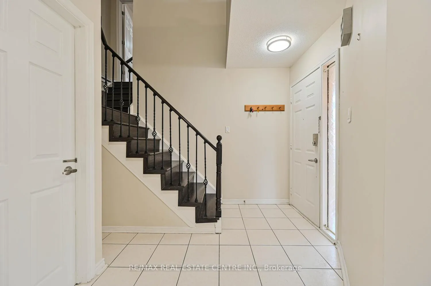 Photo 6 of 10 Stalbridge Avenue, Brampton, Fletcher's Creek South — HOMEH
