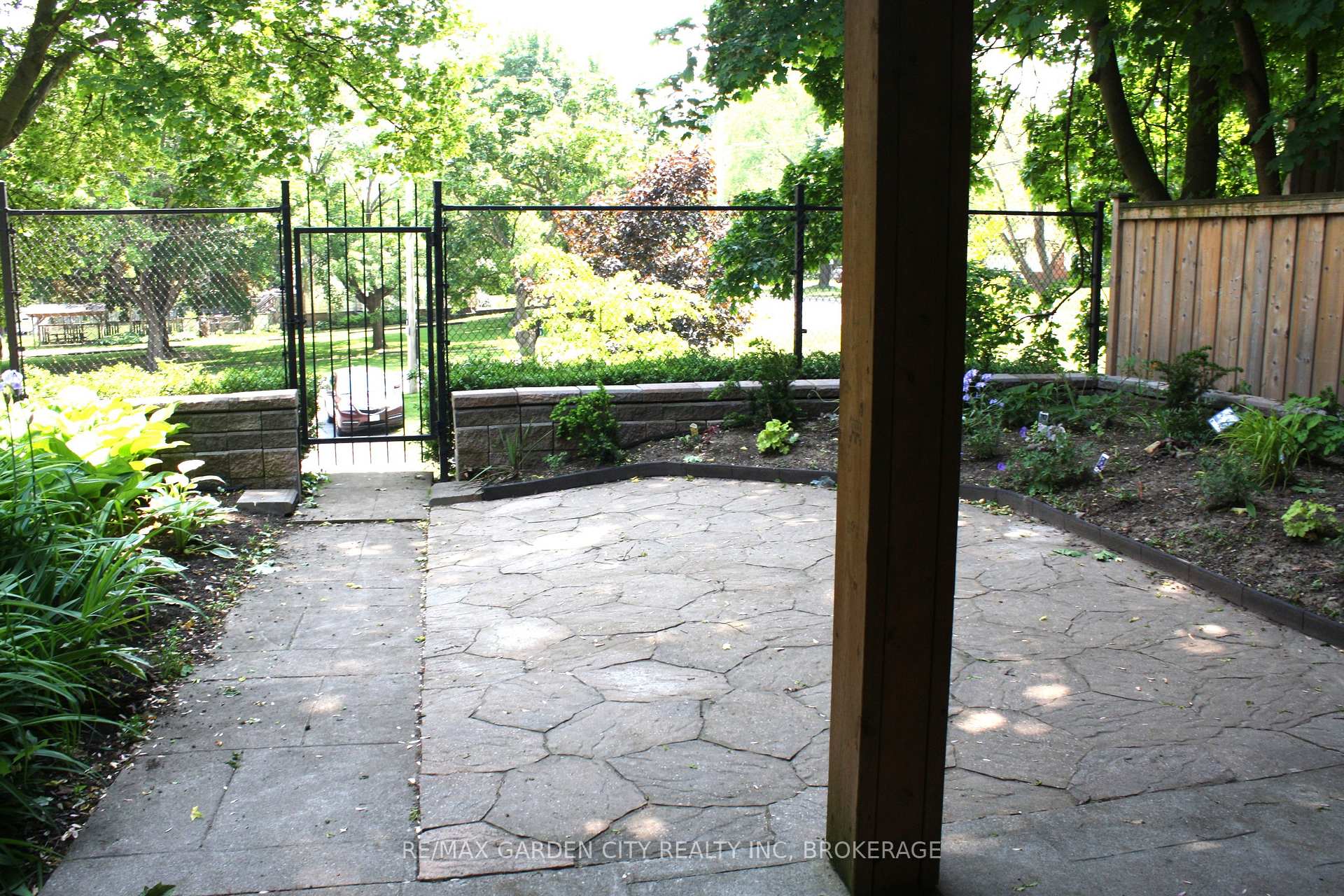 Photo 14 of Unit 119B, 119 Main Street W, Grimsby, Grimsby West — HOMEH