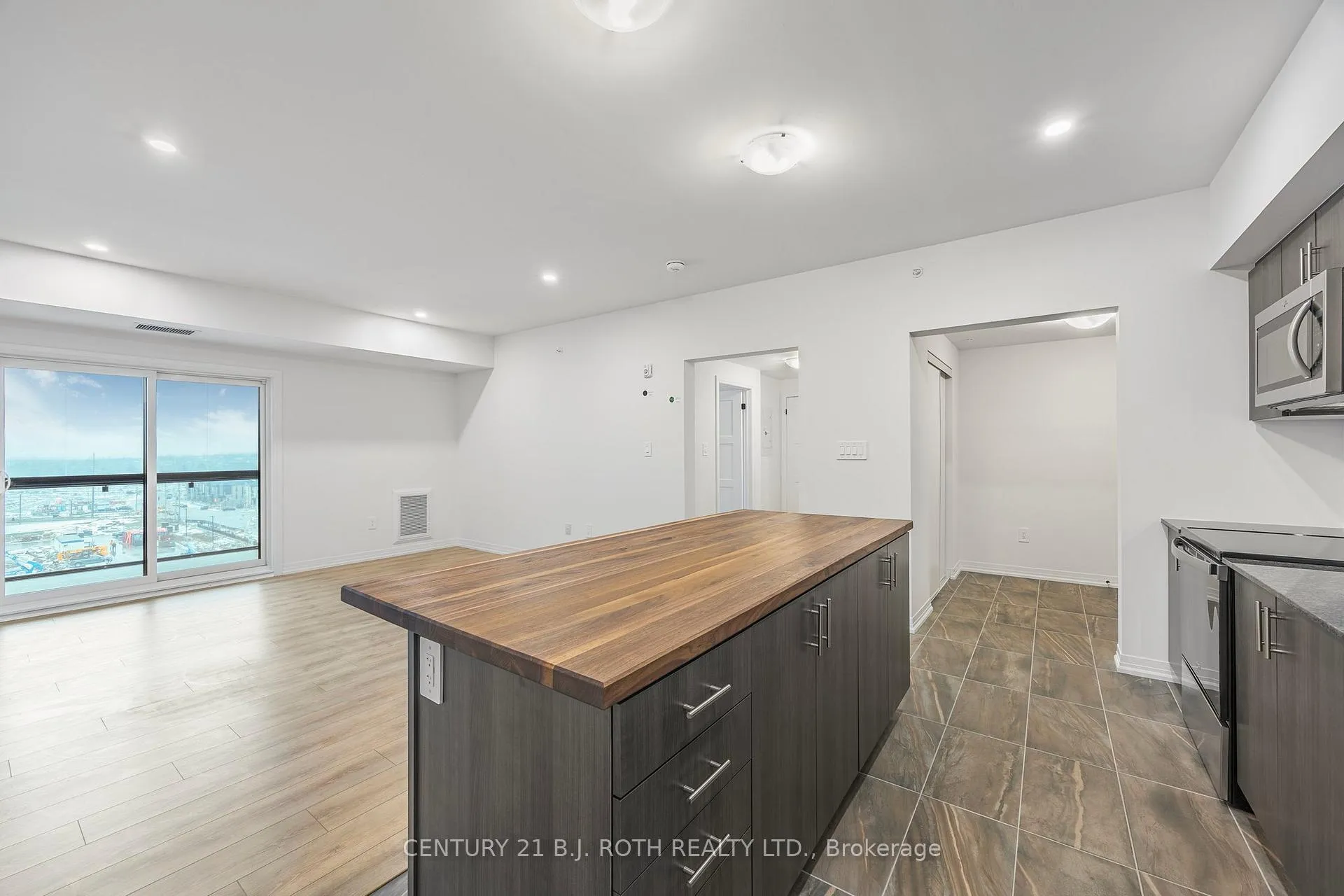 Photo 10 of Unit 613, 15 kneeshaw Drive, Barrie, Rural Barrie Southeast — HOMEH
