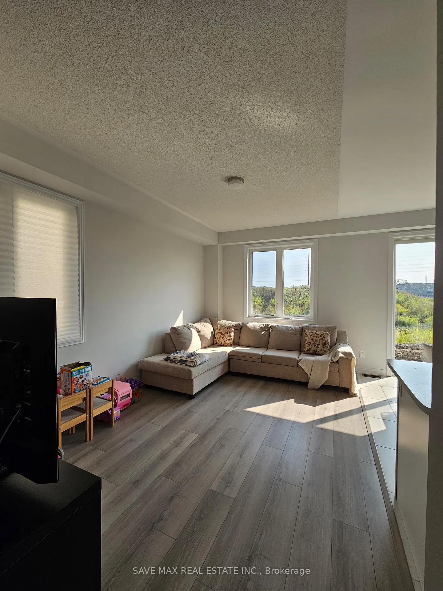 Photo 2 of 1084 Lockie Drive, Oshawa, Kedron — HOMEH