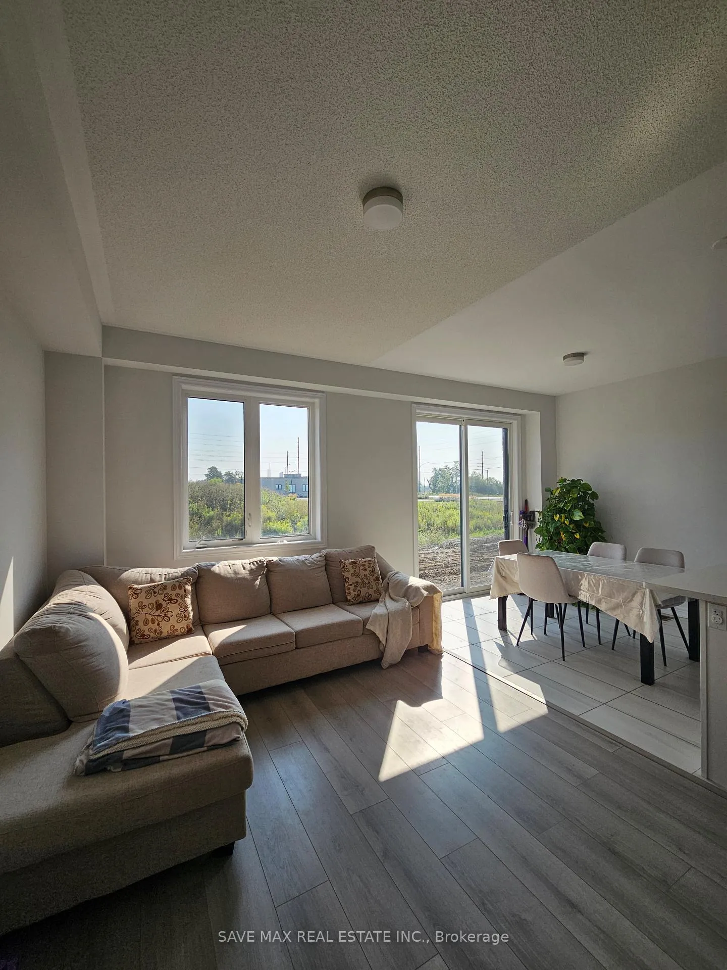 Photo 3 of 1084 Lockie Drive, Oshawa, Kedron — HOMEH