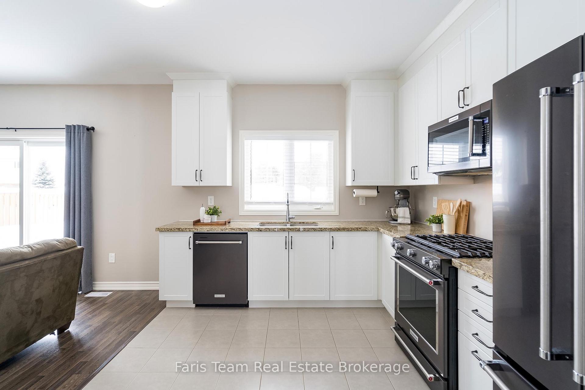 Photo 5 of 210 Springfield Crescent, Clearview, Stayner — HOMEH