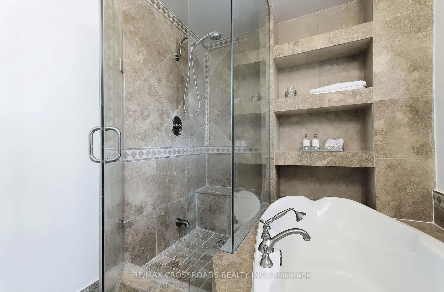 Photo 15 of 42 Bluebell Crescent, Whitby, Lynde Creek — HOMEH
