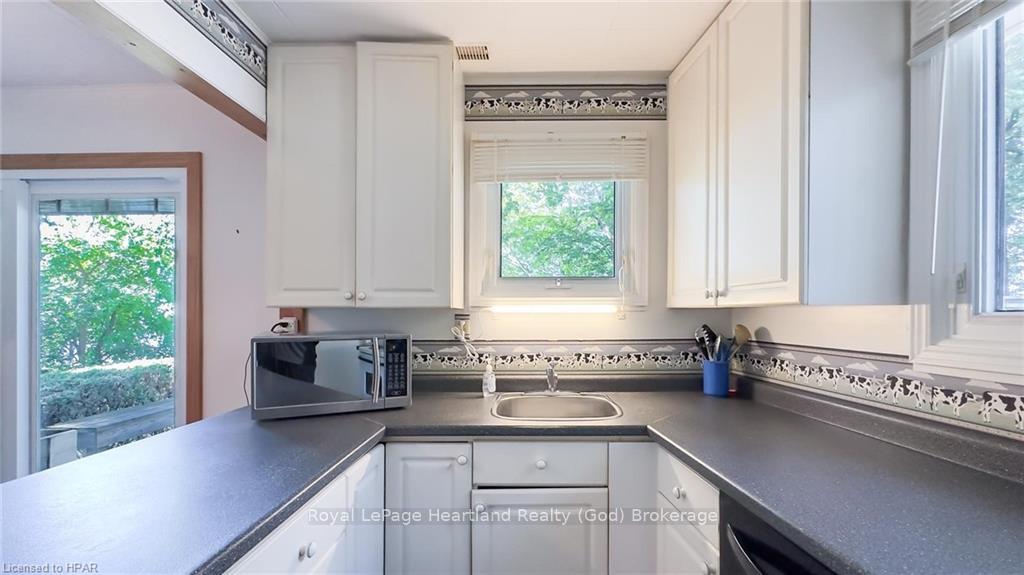 Photo 17 of 27 Bluewater Drive, Goderich, Goderich (Town) — HOMEH