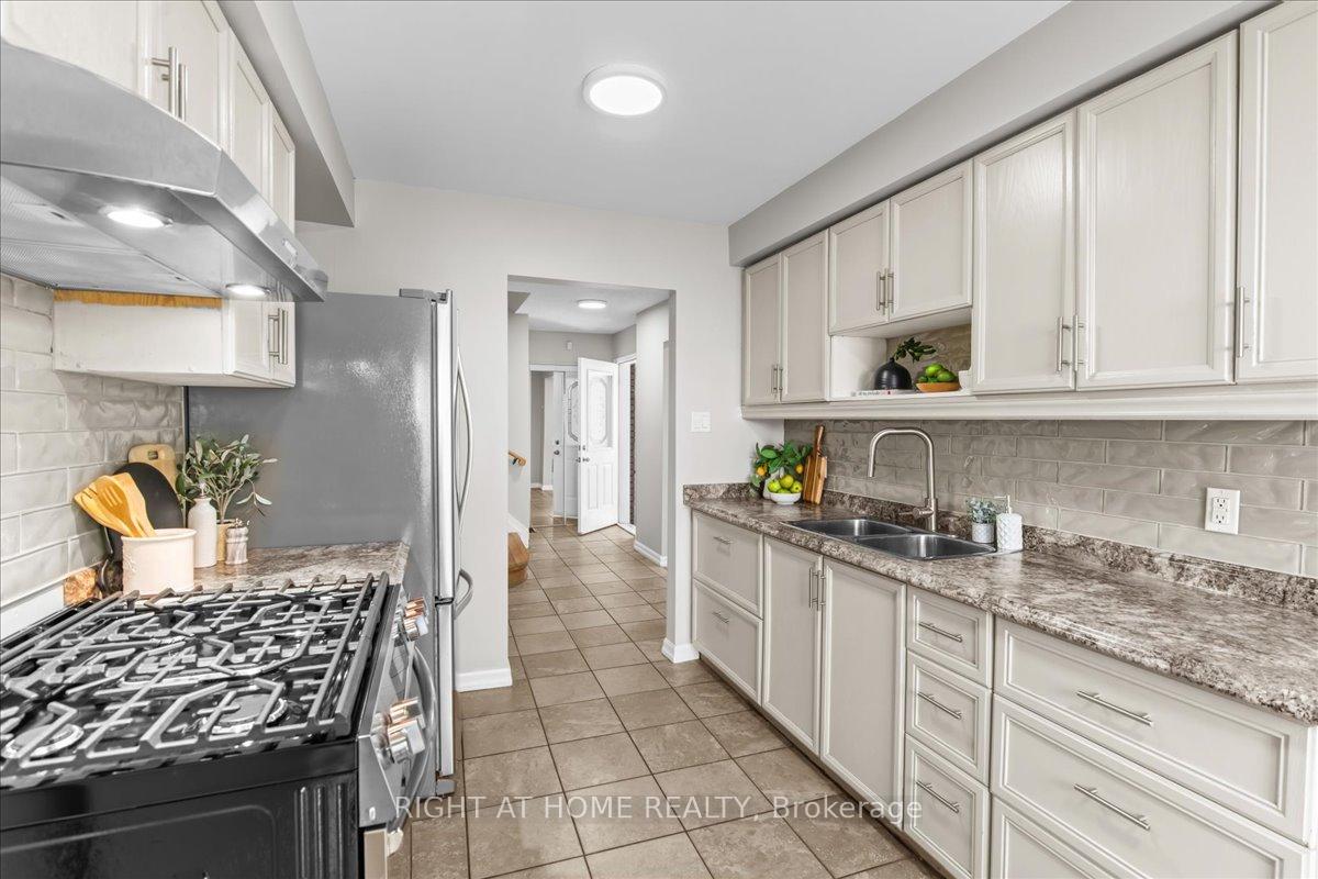 Photo 12 of 34 Vail Meadows Crescent, Clarington, Bowmanville — HOMEH
