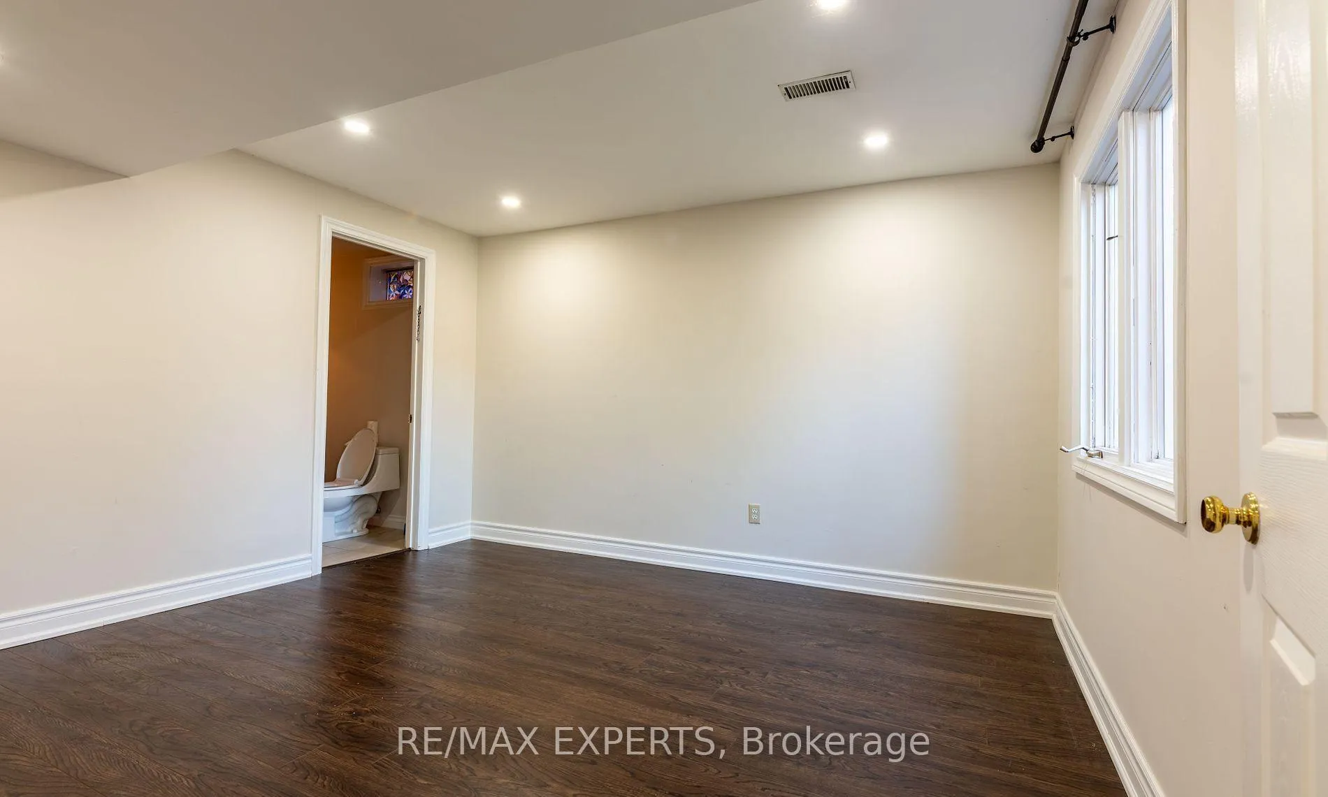 Photo 11 of 9 Templeton Crescent, Barrie, Letitia Heights — HOMEH