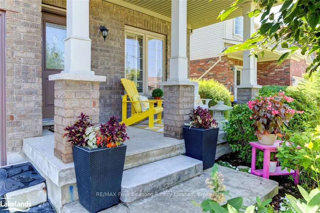 Photo 4 of 111 Chamberlain Crescent, Collingwood — HOMEH