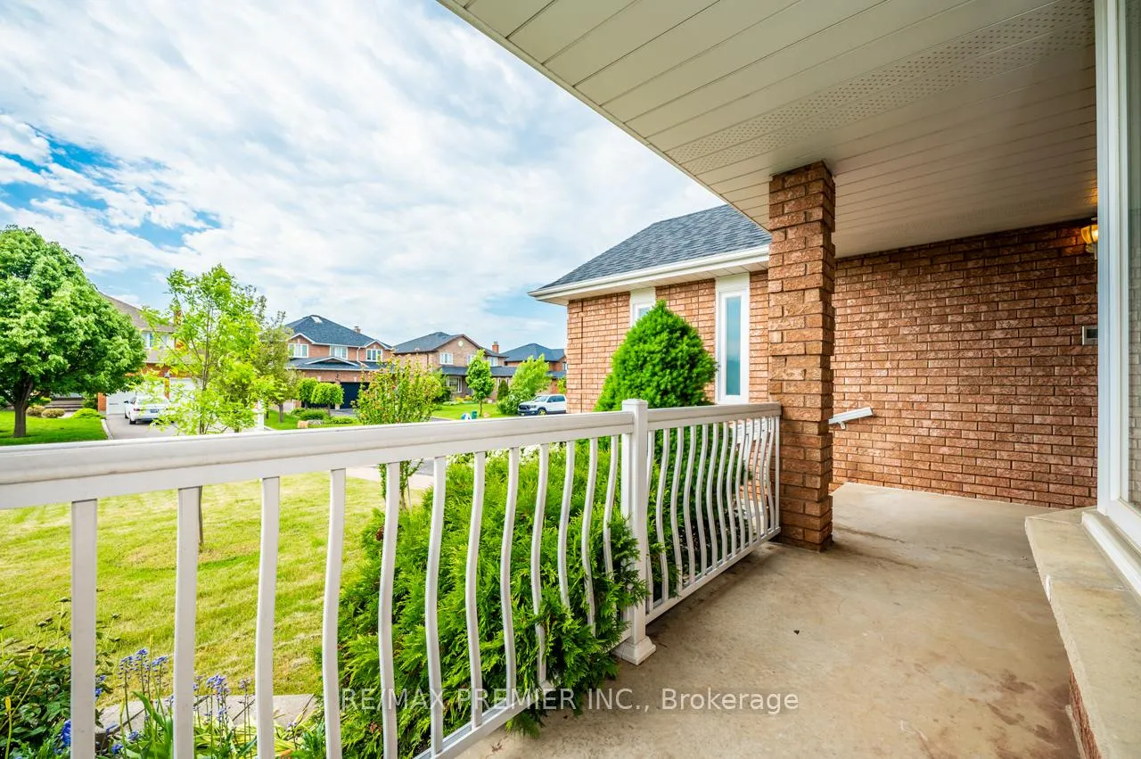 Photo 4 of 153 Father Ermanno Crescent, Vaughan, East Woodbridge — HOMEH