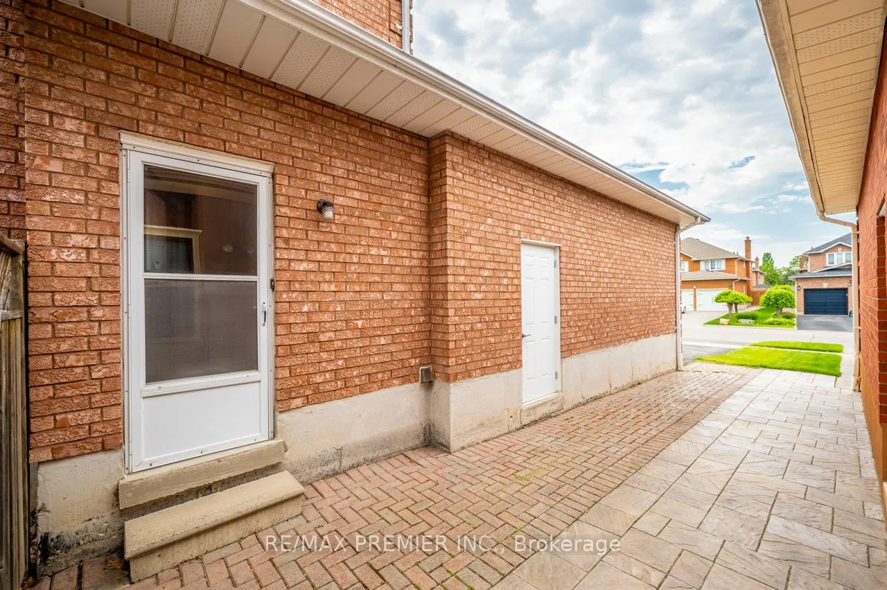 Photo 12 of 153 Father Ermanno Crescent, Vaughan, East Woodbridge — HOMEH