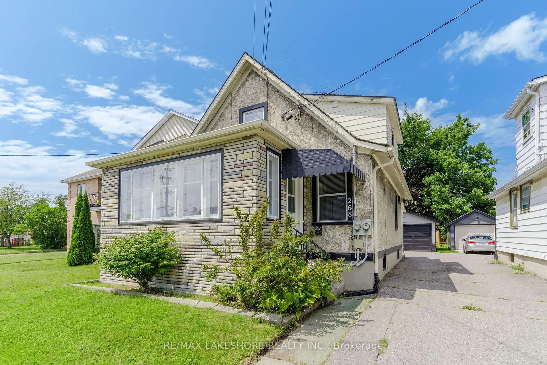 Front of 268 University Avenue W