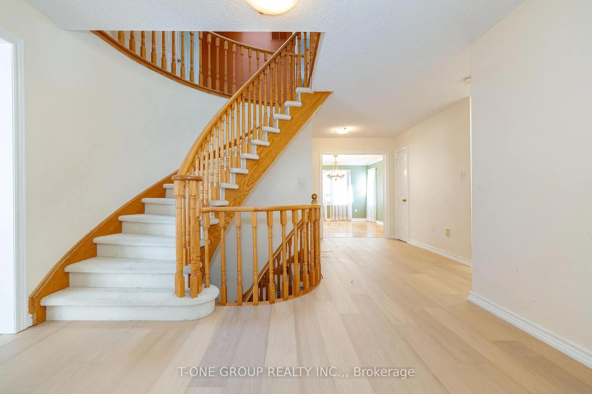 Photo 2 of 2 Mary Elizabeth Crescent, Markham, Buttonville — HOMEH