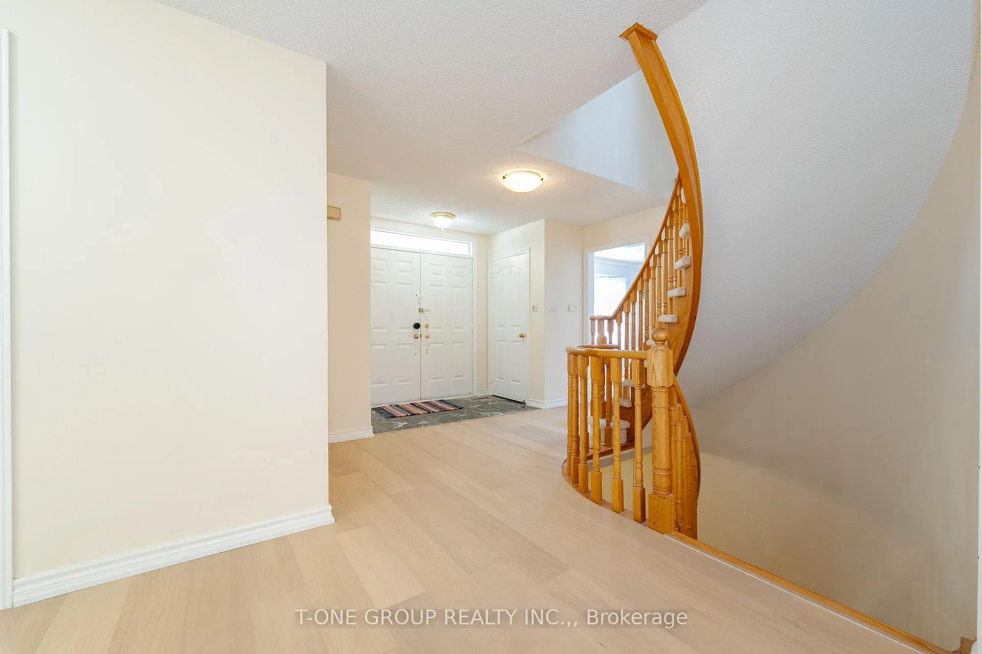 Photo 3 of 2 Mary Elizabeth Crescent, Markham, Buttonville — HOMEH