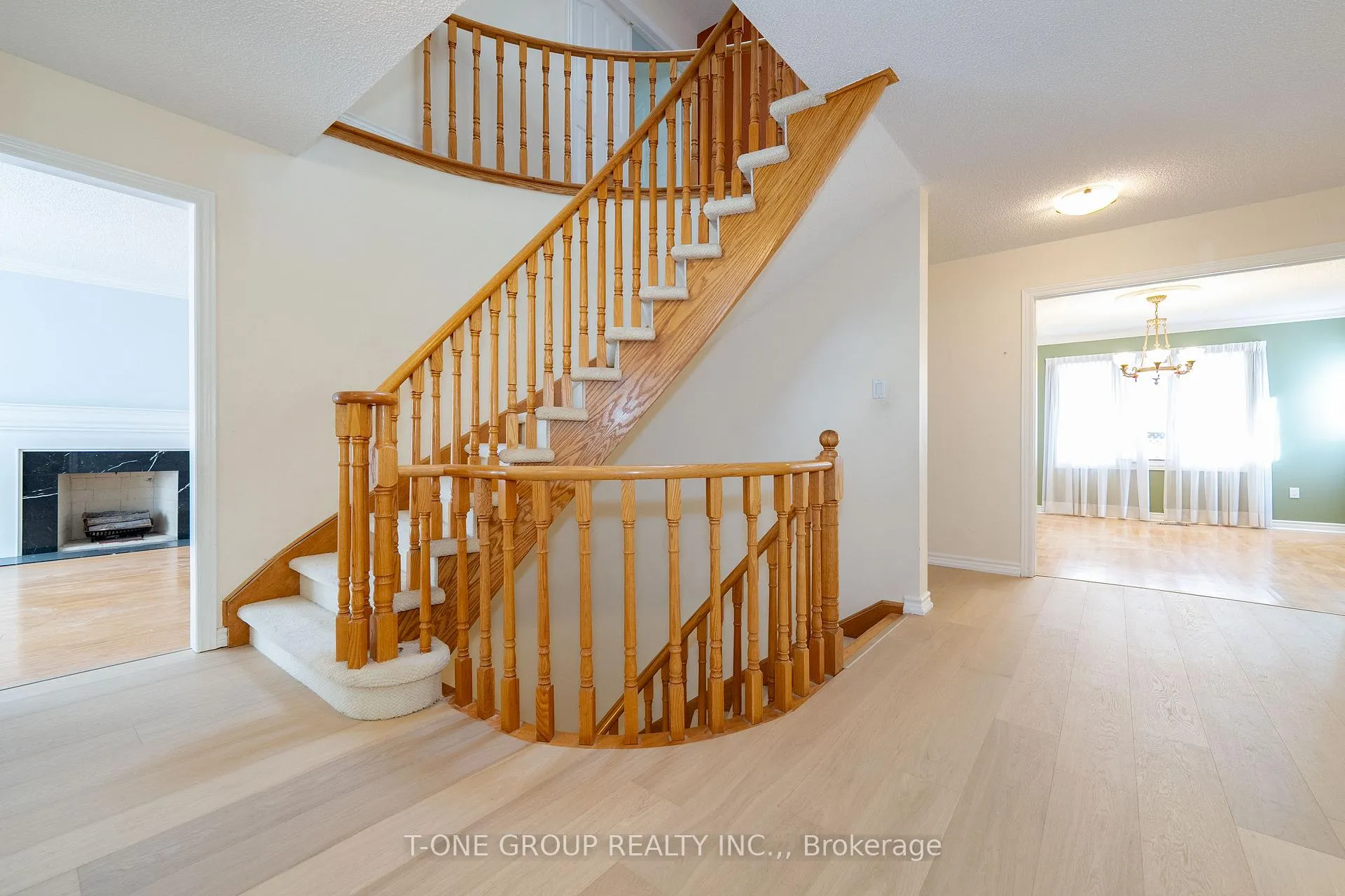 Photo 4 of 2 Mary Elizabeth Crescent, Markham, Buttonville — HOMEH
