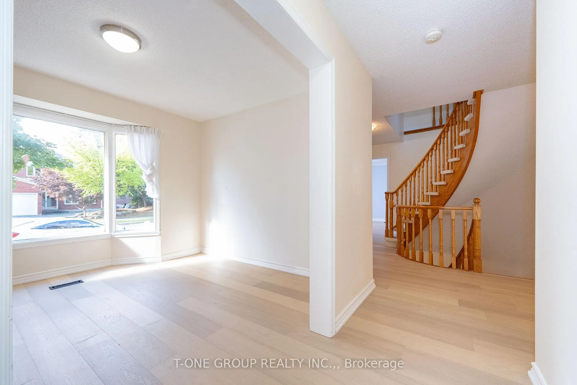Photo 5 of 2 Mary Elizabeth Crescent, Markham, Buttonville — HOMEH