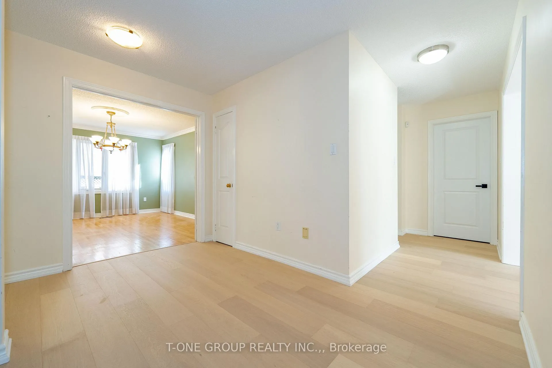 Photo 6 of 2 Mary Elizabeth Crescent, Markham, Buttonville — HOMEH