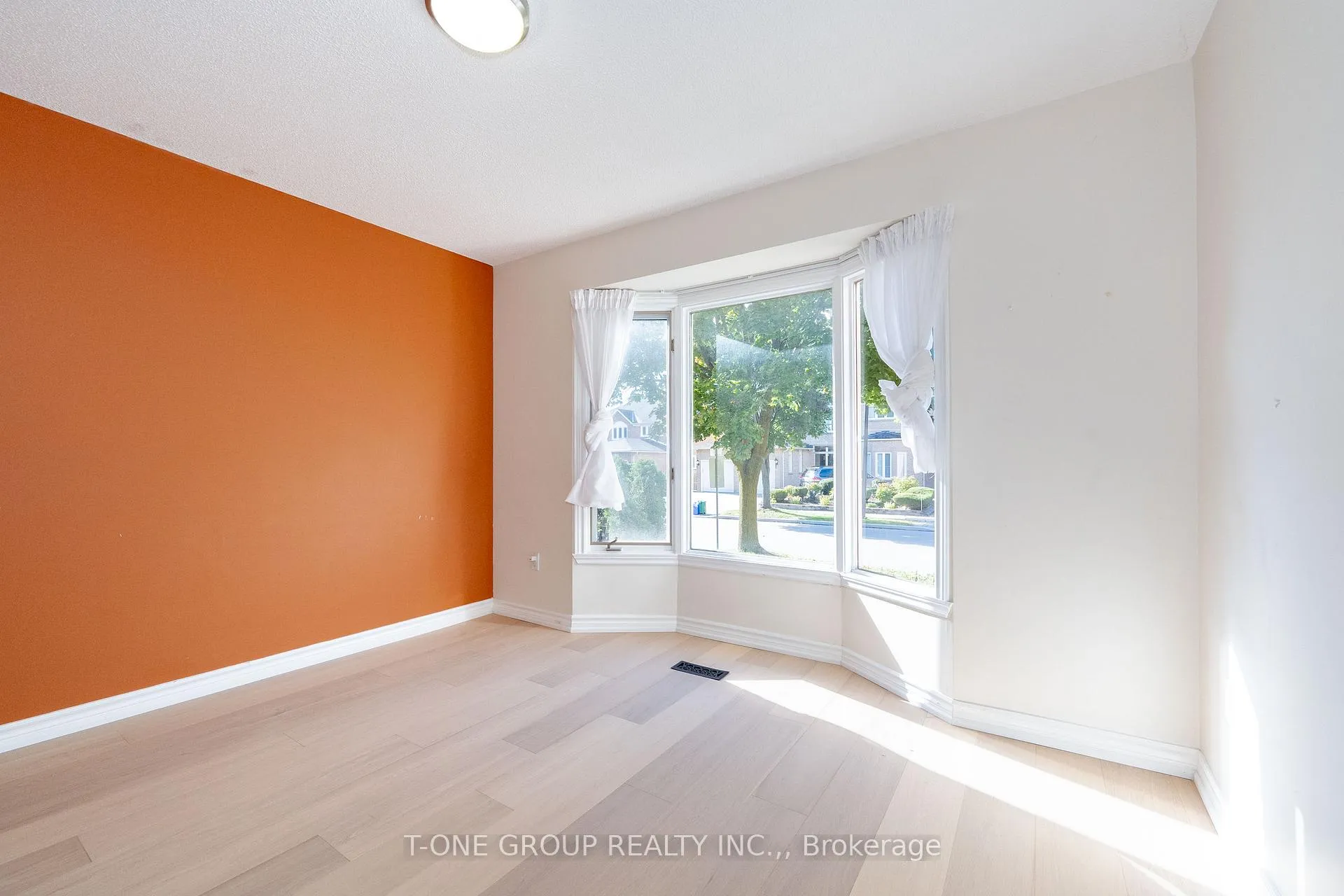 Photo 8 of 2 Mary Elizabeth Crescent, Markham, Buttonville — HOMEH
