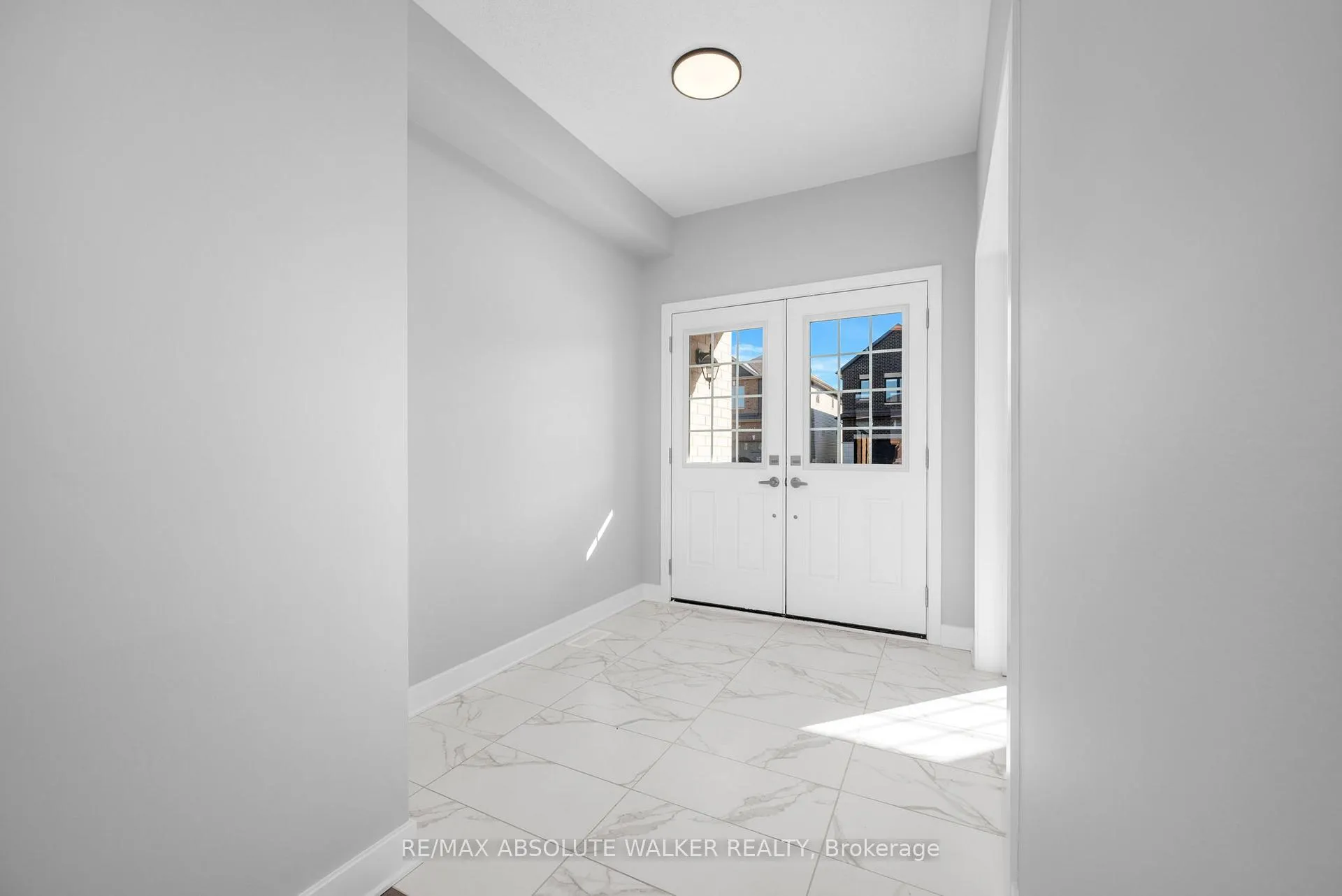 Photo 2 of 584 Paakanaak Avenue, Ottawa, Blossom Park/Kemp Park/Findlay Creek — HOMEH
