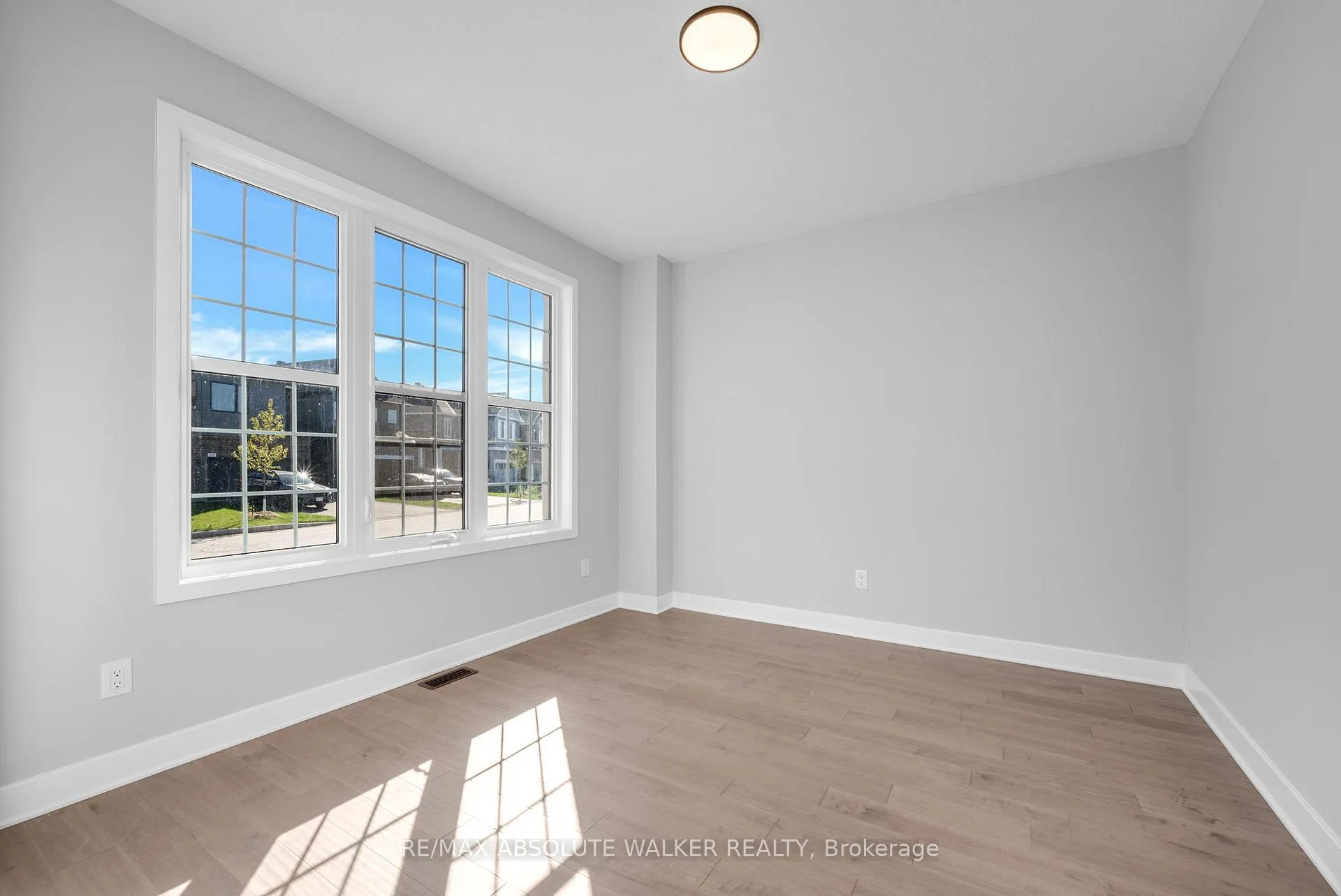 Photo 5 of 584 Paakanaak Avenue, Ottawa, Blossom Park/Kemp Park/Findlay Creek — HOMEH