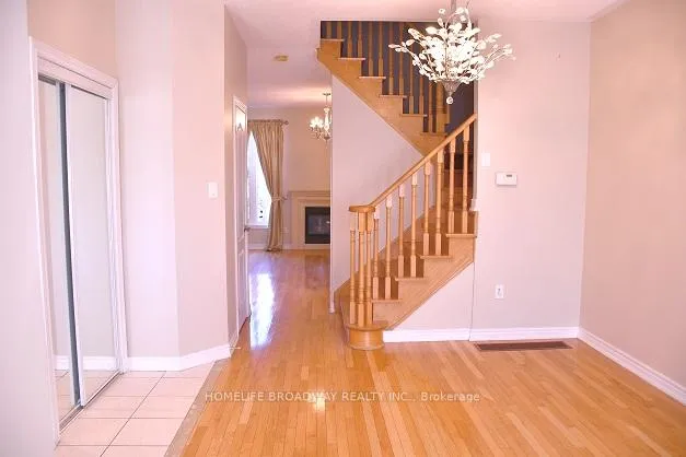 Photo 5 of 358 Autumn Hill Boulevard, Vaughan, Patterson — HOMEH