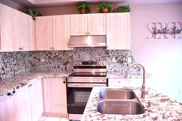 Photo 10 of 358 Autumn Hill Boulevard, Vaughan, Patterson — HOMEH