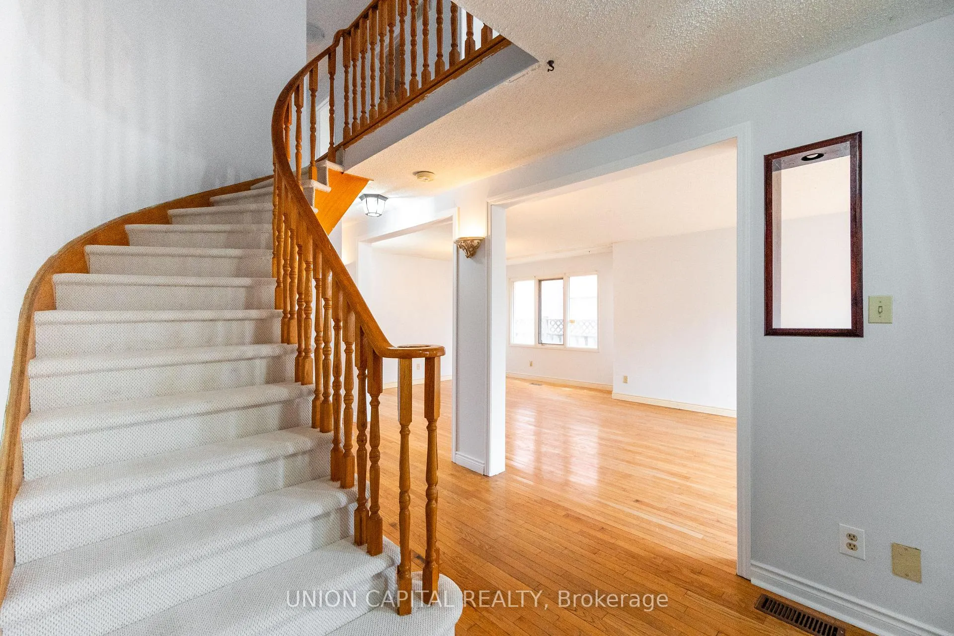 Photo 4 of 52 Dewberry Drive, Markham, Middlefield — HOMEH
