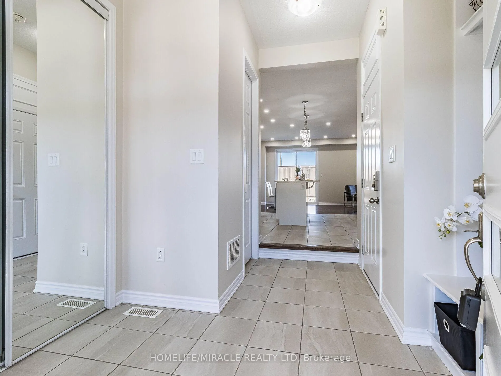 Photo 4 of 12 Callahan Court, Brampton, Northwest Brampton — HOMEH