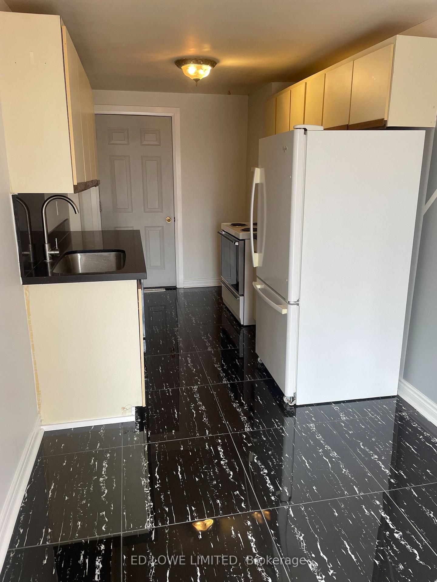 Photo 2 of 274 Browning Trail, Barrie, Letitia Heights — HOMEH