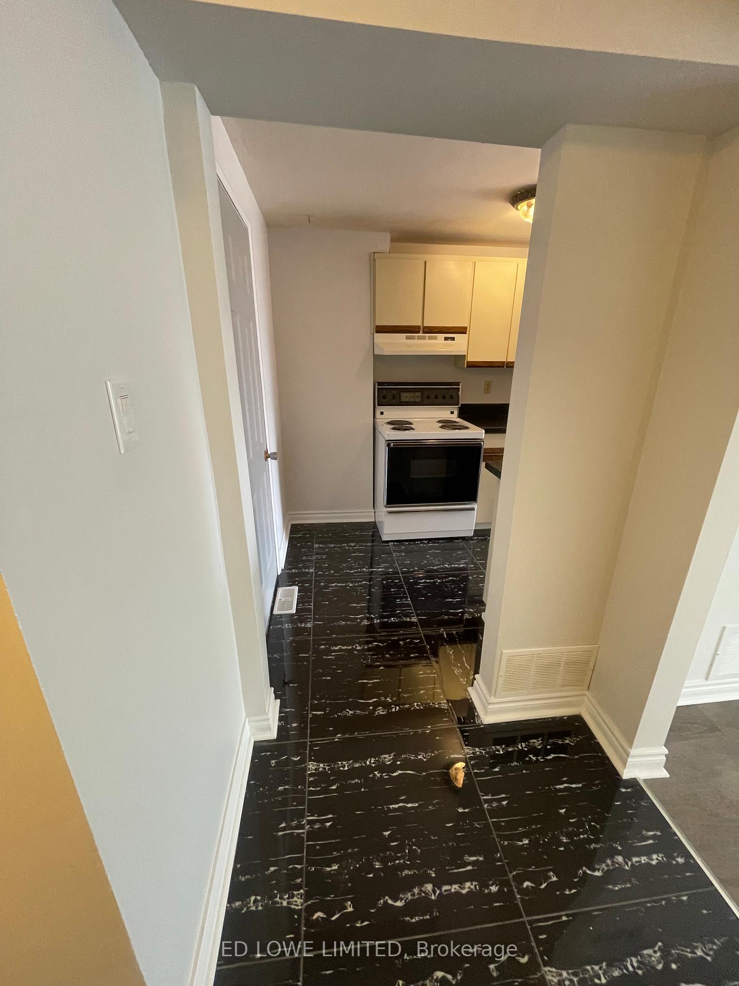 Photo 3 of 274 Browning Trail, Barrie, Letitia Heights — HOMEH