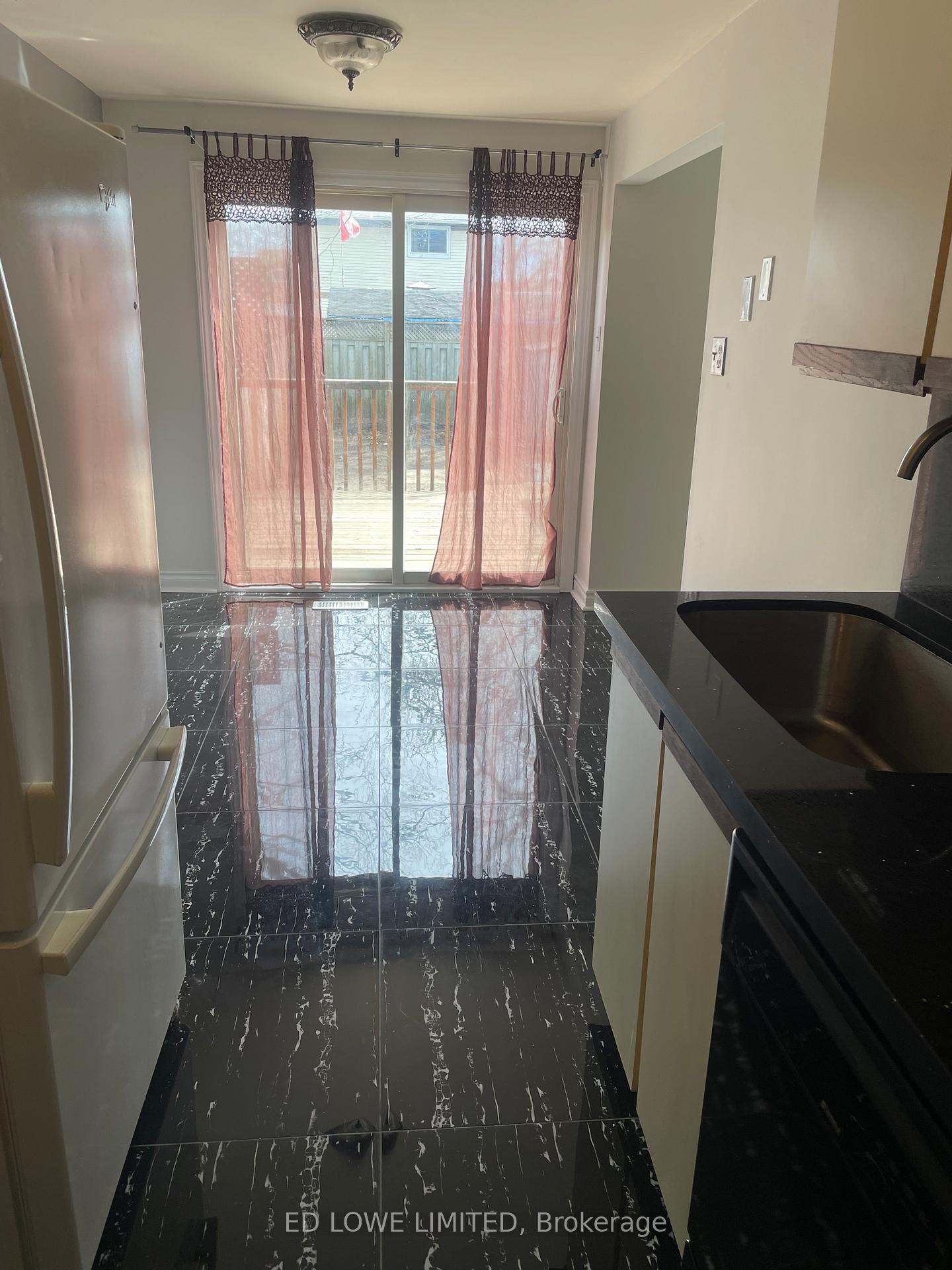 Photo 4 of 274 Browning Trail, Barrie, Letitia Heights — HOMEH