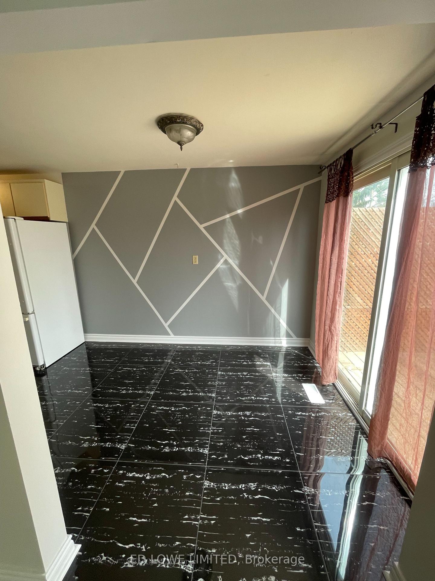 Photo 5 of 274 Browning Trail, Barrie, Letitia Heights — HOMEH