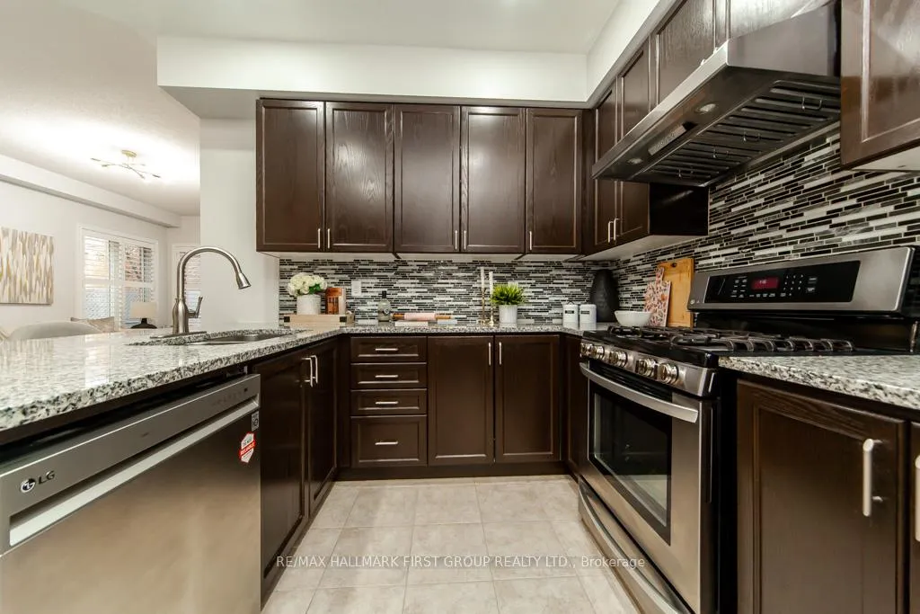 Photo 12 of 35 Crossbrooks Street, Markham, Cornell — HOMEH